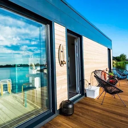 Apartment Costa Del Kryspi Caloroczne Na Wodzie *